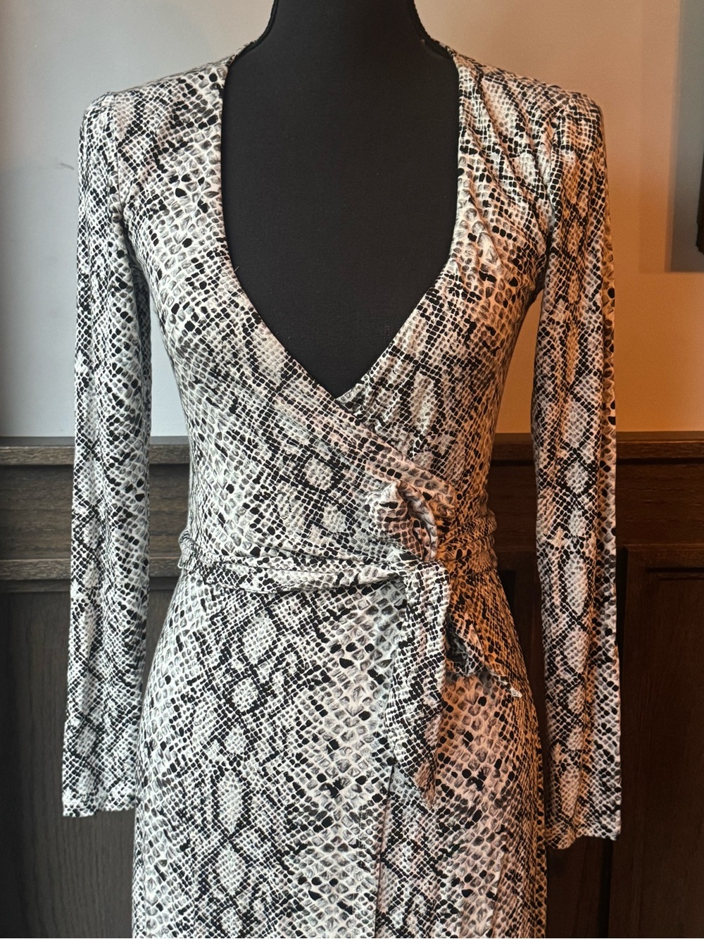 Good American  snake print wrap midi dress  sz 0 - Picture 3 of 10